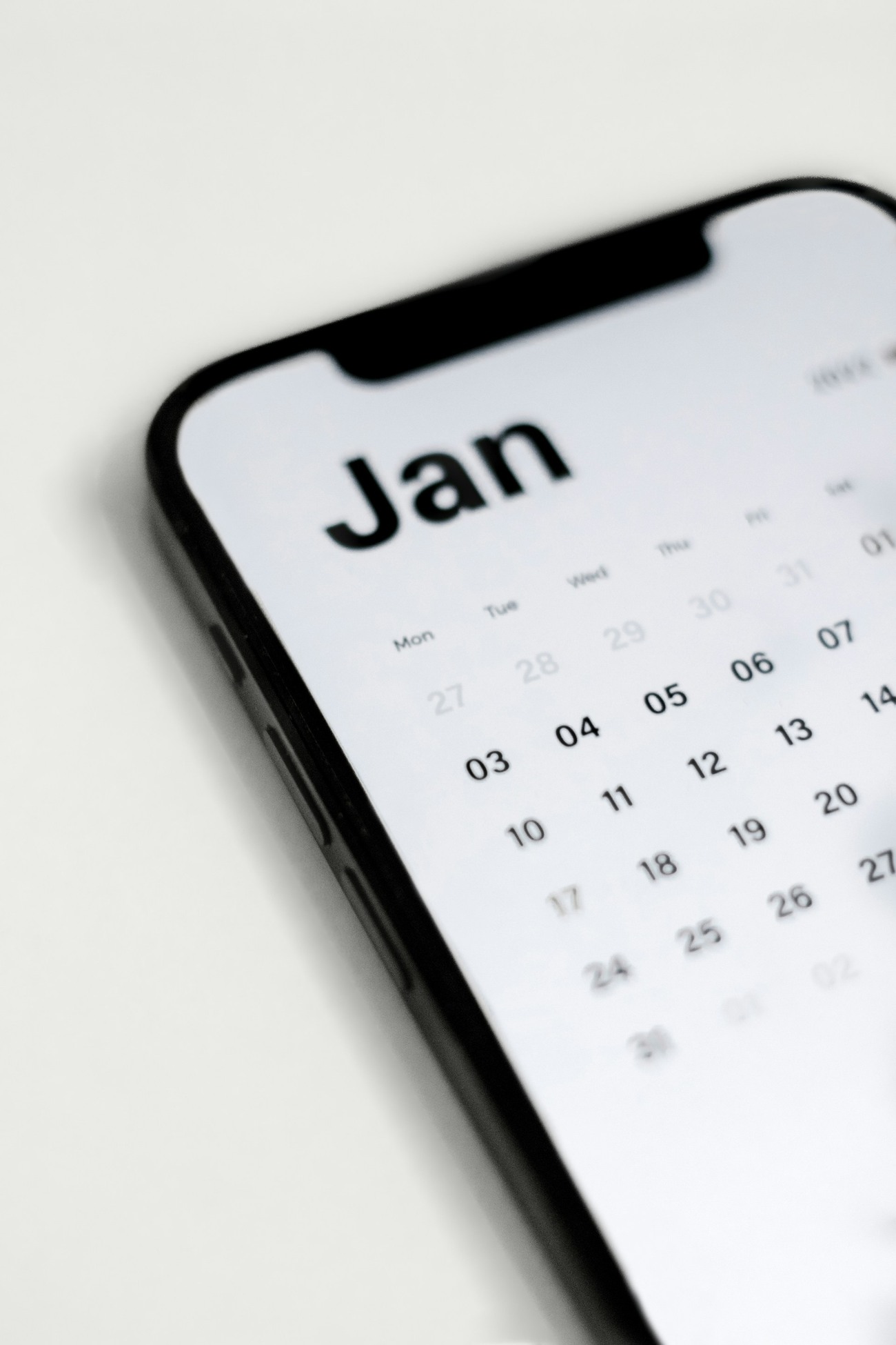 Smartphone screen featuring a January calendar with highlighted dates